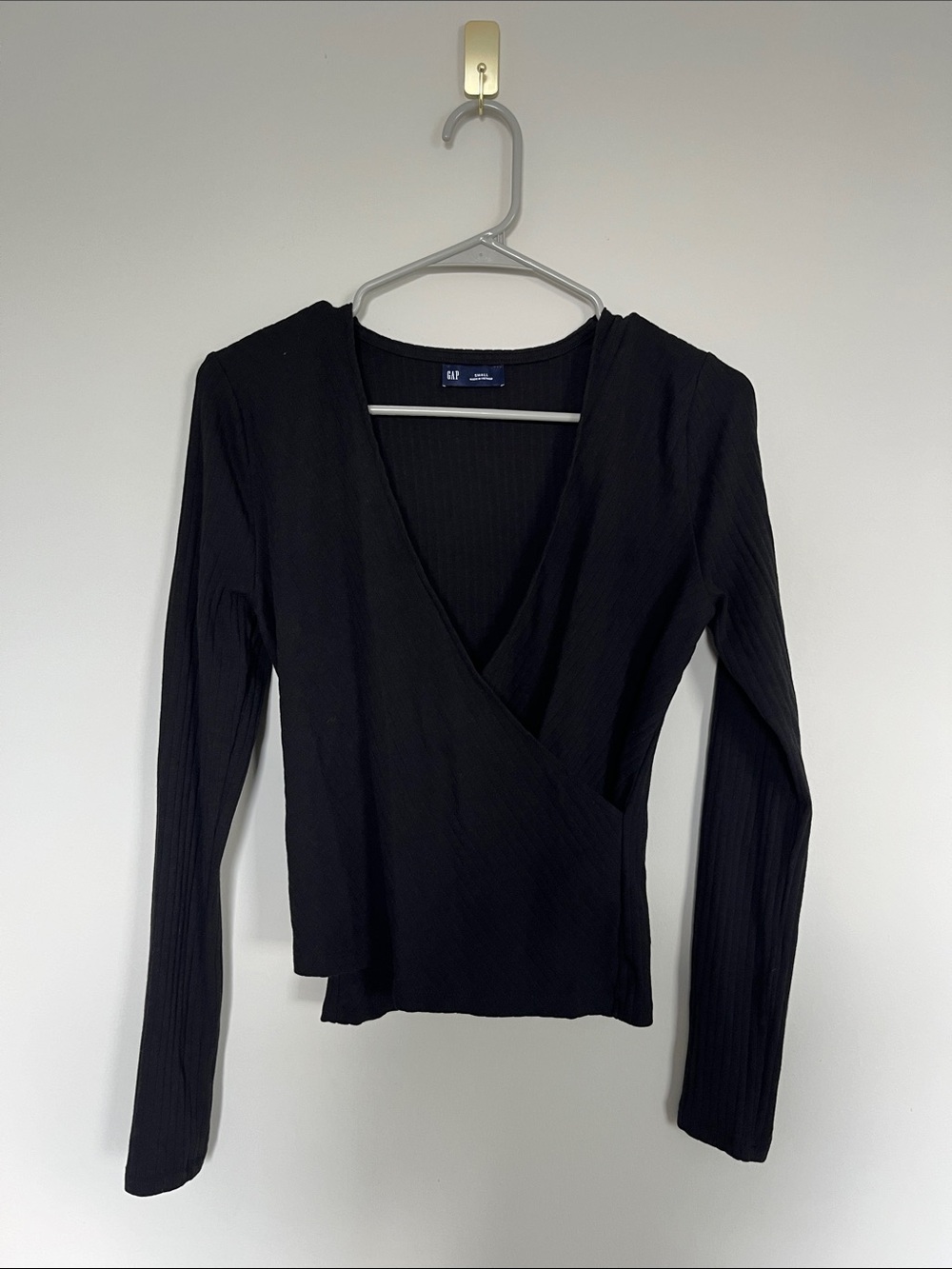 GAP Y2K Style Black Long-Sleeve Ribbed V-neck top.